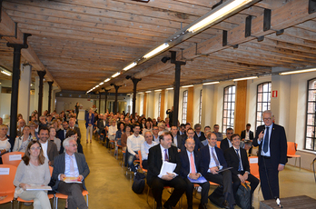 Sala gremita per il convegno al lanificio Conte di Schio