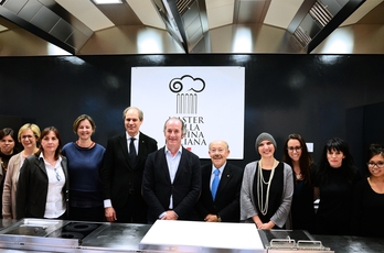 Foto di gruppo del personale del centro formazione, con  il governatore Zaia, il presidente Confcommercio Rebecca e il direttore Boschiero