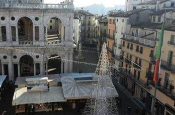 Bancarelle del mercato in piazza dei Signori a Vicenza