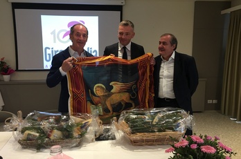Il Presidente della Regione del Veneto Luca Zaia, il sindaco di Asiago Roberto Rigoni e il Direttore del Giro d'Italia Mauro Vegni