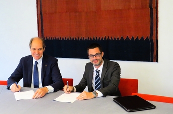 La firma della convenzione: da sinistra Ernesto Boschiero, direttore Confcommercio Vicenza e Enrico Bottazzo, direttore Filiale Vicenza Banca Sella