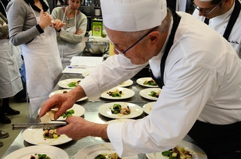 Lo chef Antonio Dal Lago durante una sua lezione all'Università del Gusto