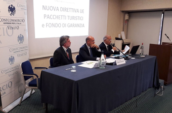 Il tavolo dei relatori al convegno Fiavet Veneto