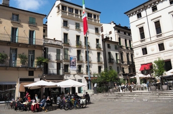 Un plateatico in Piazza dei Signori (foto dal sito del Comune di Vicenza)