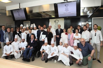 Foto di gruppo degli allievi con il comitato scientifico, chef Pierangelini, alcuni docenti e sponsor