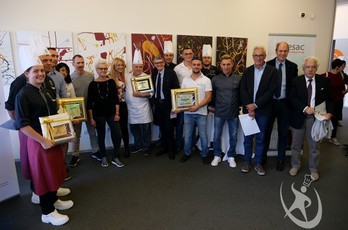 Foto di gruppo per concorrenti e giuria della sfida "Pizza Vicenza"