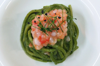 Spaghetti al pesto di tarassaco e battuta di scampi crudi - chef Elvis Pilati