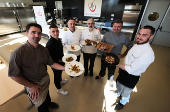 Foto di gruppo per gli chef dei ristoranti della rassegna