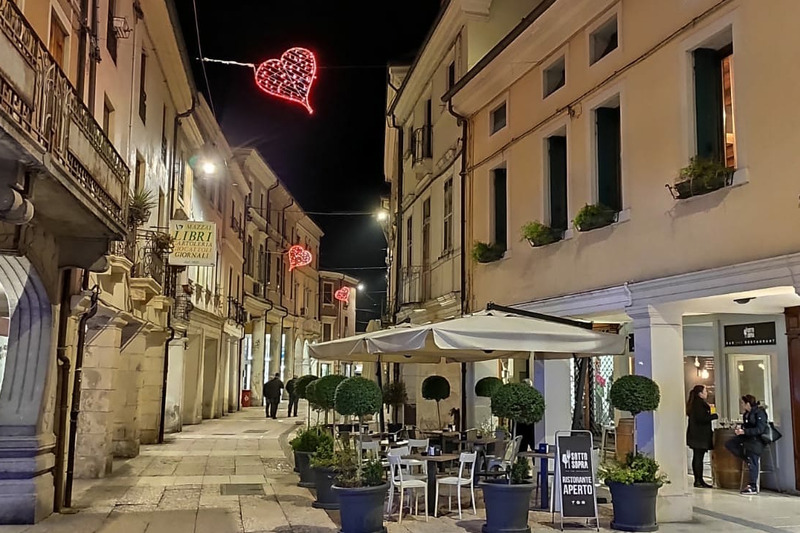 Lonigo si prepara a S. Valentino con luminarie a tema