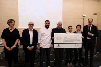 La consegna della Borsa di Studio con lo chef  Basso, l'allieva  Piani, L'AD Esac  Boschiero e i genitori di Stefano Leonardi