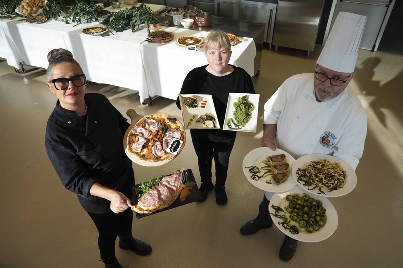 Graziano Cortese, Daniela Trulla e Laura Cortese posano con alcuni piatti della rassegna