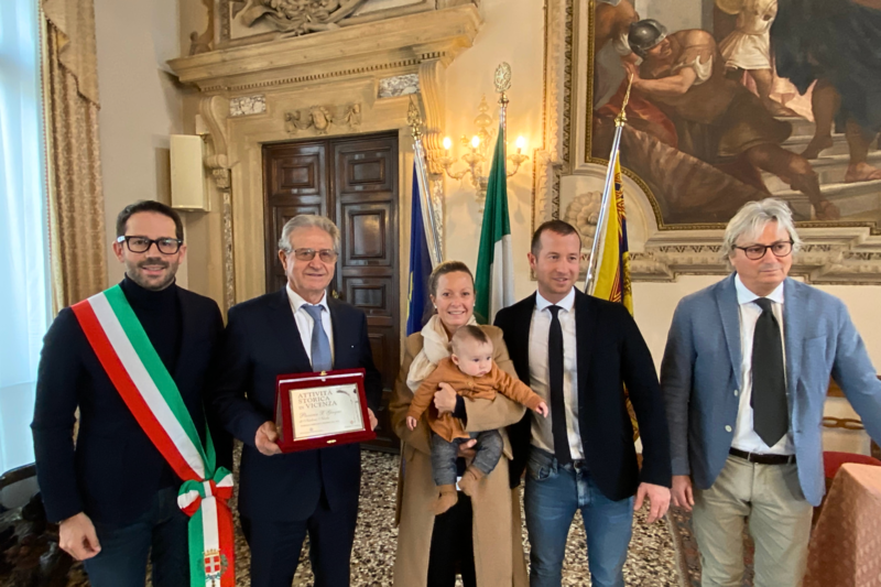 Un momento della premiazione della pizzeria X Giugno