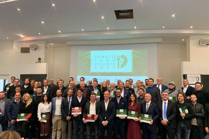 FOTO DI GRUPPO PER I RISTORANTI PREMIATI