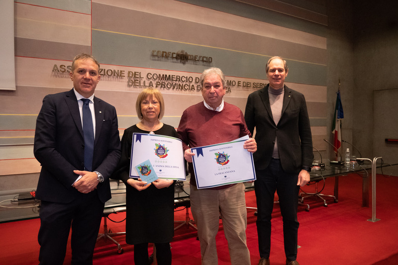 Il presidente Piccolo e il direttore Boschiero, premiano Ornella Trevisan e Giordano Malfermo