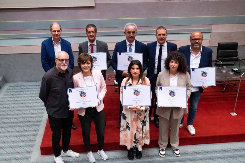 Foto di gruppo alla consegna di attestati e vetrofanie Imprendigreen