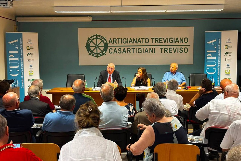 Al centro l'assessore regionale Roma, a sx il coordinatore Cupla Veneto Bari, a dx D'Aliberti, segretario generale Casartigiani