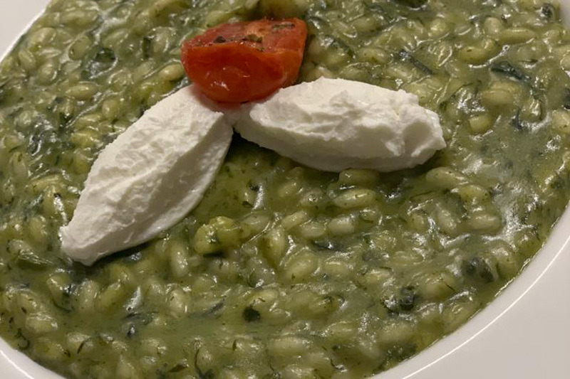 Risotto alle erbette spontanee dei Colli Berici con quenelle di caprino da Trattoria Isetta