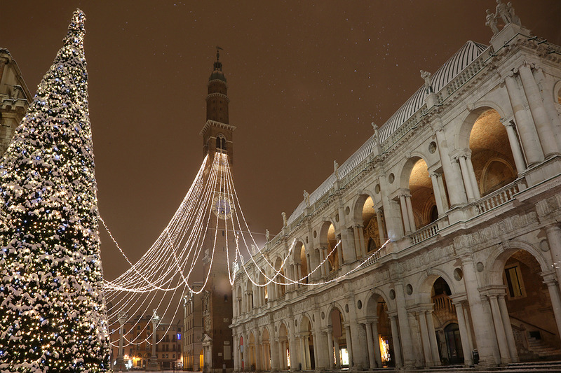 Un'immagine d'archivio di piazza dei Signori addobbata per il Natale