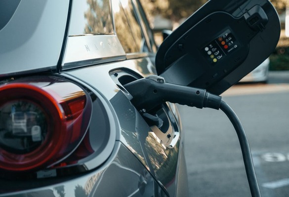 MERCATO AUTO: A VICENZA L’ELETTRICO VA, MA L’ATTESA DEGLI INCENTIVI FRENA LE VENDITE