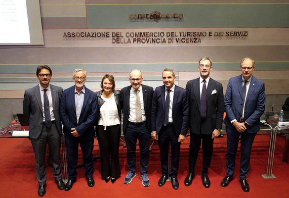 Foto di gruppo per i relatori del convegno, con il direttore Ernesto Boschiero e il vicedirettore Mirka Pellizzaro