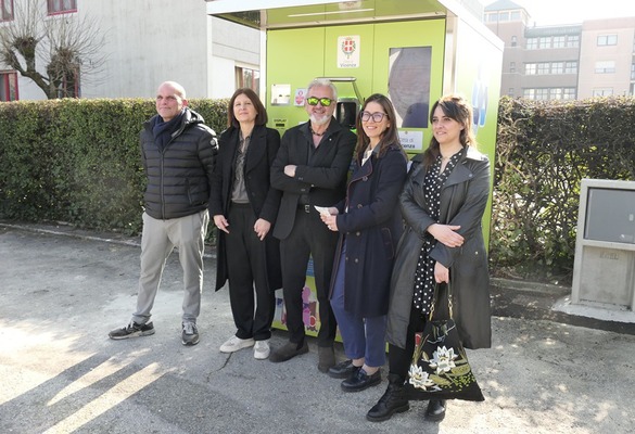 ENTRA IN FUNZIONE IL “MANGIAPLASTICA": SCONTI NEI NEGOZI (E NON SOLO) IN CAMBIO DI BOTTIGLIE