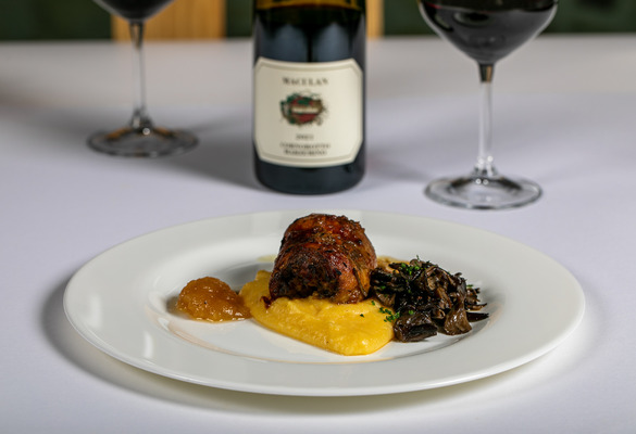 Coscia d'oca cotta a bassa temperatura con polenta, funghi e mostarda vicentina. Piatto proposto dal ristorante Lunaelaltro di Marostica.