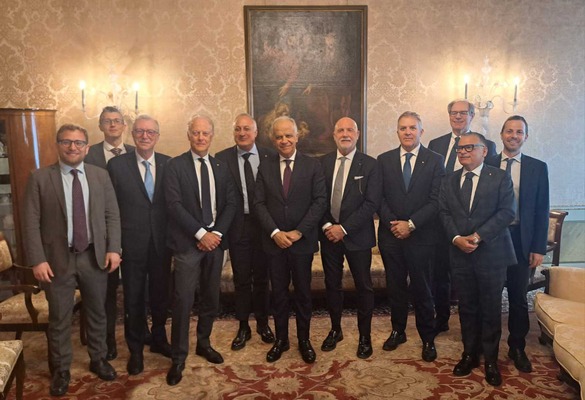 Foto di gruppo dopo l'incontro con il ministro Matteo Piantedosi
