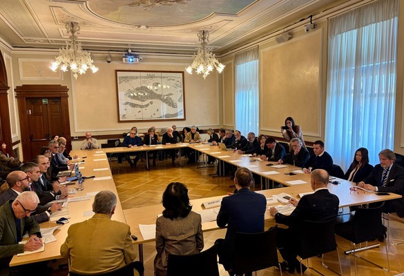 Un'immagine del tavolo di confronto in regione (Foto Pagina Facebook Massimo Bitonci)