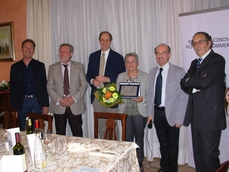 La premiazione con la targa "Una vita per il commercio" di Lucia Cazzola  di Barbarano