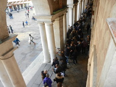 File di turisti per una delle mostre in Basilica