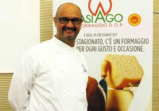 Lo chef Renato Rizzardi durante la presentazione degli Asiago Lab