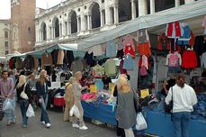 Un mercato in piazza dei Signori a Vicenza