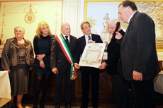 Un momento della consegna del premio