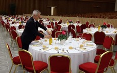 Sergio Dussin nell'aula Paolo VI del Vaticano. In basso, due momenti del pranzo (foto Ansa)