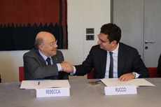 Il presidente Sergio Rebecca e il  sindaco Francesco Rucco alla firma del protocollo d'intesa