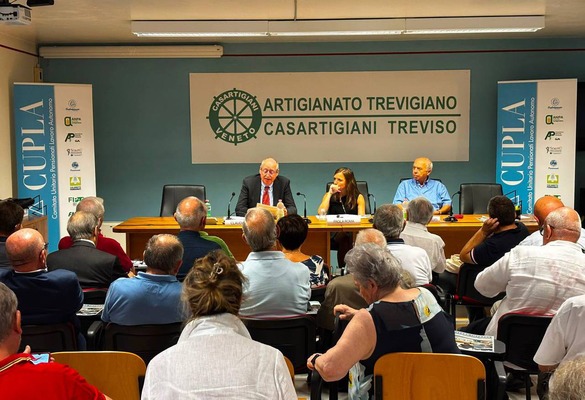 Al centro l'assessore regionale Roma, a sx il coordinatore Cupla Veneto Bari, a dx D'Aliberti, segretario generale Casartigiani