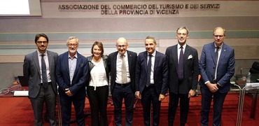 Foto di gruppo per i relatori del convegno, con il direttore Ernesto Boschiero e il vicedirettore Mirka Pellizzaro