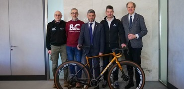 Foto di gruppo davanti ad una bici gravel