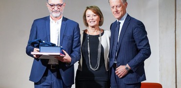 Il presidente di Emmepi Ruozi riceve il premio. Con lui, il presidente CCIAA di Vicenza Xoccato e il Vicedirettore Confcommercio Vicenza Pellizzaro