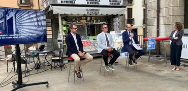 Un'immagine del talgìk GDV in Piazza dedicato al commercio, con il direttore Boschiero, il funzionario Azzolini e l'imprenditore Pavin.