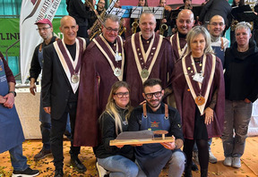 Nicola Raniero con la fidanzata Anna Scolaro, assieme ad alcuni componenti della Confraternita della battuta al coltello