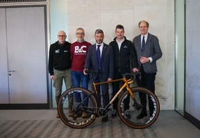 Foto di gruppo davanti ad una bici gravel