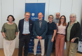 Didascalia: Il presidente Zaglia con i colleghi e i funzionari di Confcommercio.