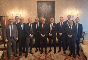 Foto di gruppo dopo l'incontro con il ministro Matteo Piantedosi