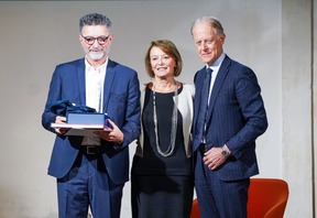Il presidente di Emmepi Ruozi riceve il premio. Con lui, il presidente CCIAA di Vicenza Xoccato e il Vicedirettore Confcommercio Vicenza Pellizzaro