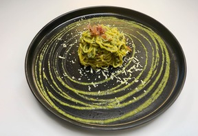 Tagliolini bruscandoli, pomodori secchi, pancetta croccante e grattugia di monte veronese presidio slow food. Trattoria Isetta