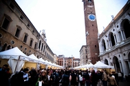 Piazza dei Signori a Vicenza, "invasa" dagli espositori di CioccolandoVi e, sotto, la conferenza stampa di presentazione Piazza dei Signori a Vicenza, "invasa" dagli espositori di CioccolandoVi e, sotto, la conferenza stampa di presentazione