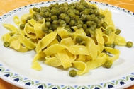 Un piatto di fettucine con i "bisi de Pozzolo" preparato dalla Trattoria Sabrina di Villaga Un piatto di fettucine con i "bisi de Pozzolo" preparato dalla Trattoria Sabrina di Villaga