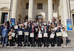 Foto di gruppo dei premiati con i presidenti Marcato e Piccolo e il vicepresidente CCIAA Cavion