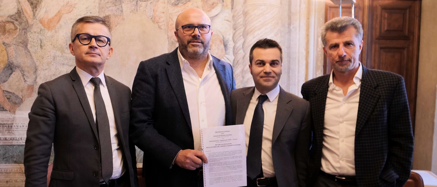 Un'immagine della firma del protocollo d'intesa